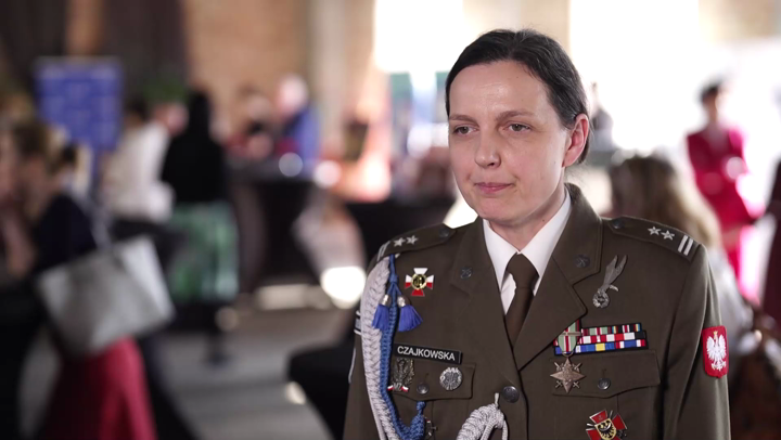 Szkolenia obronne zyskują na popularności. Coraz więcej kobiet angażuje się w przygotowania do kryzysów