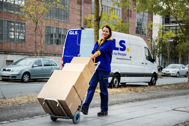 Gls delivery. Gls parcel. Gls владелец компании. Gls parcel. Почтовые курьеры.